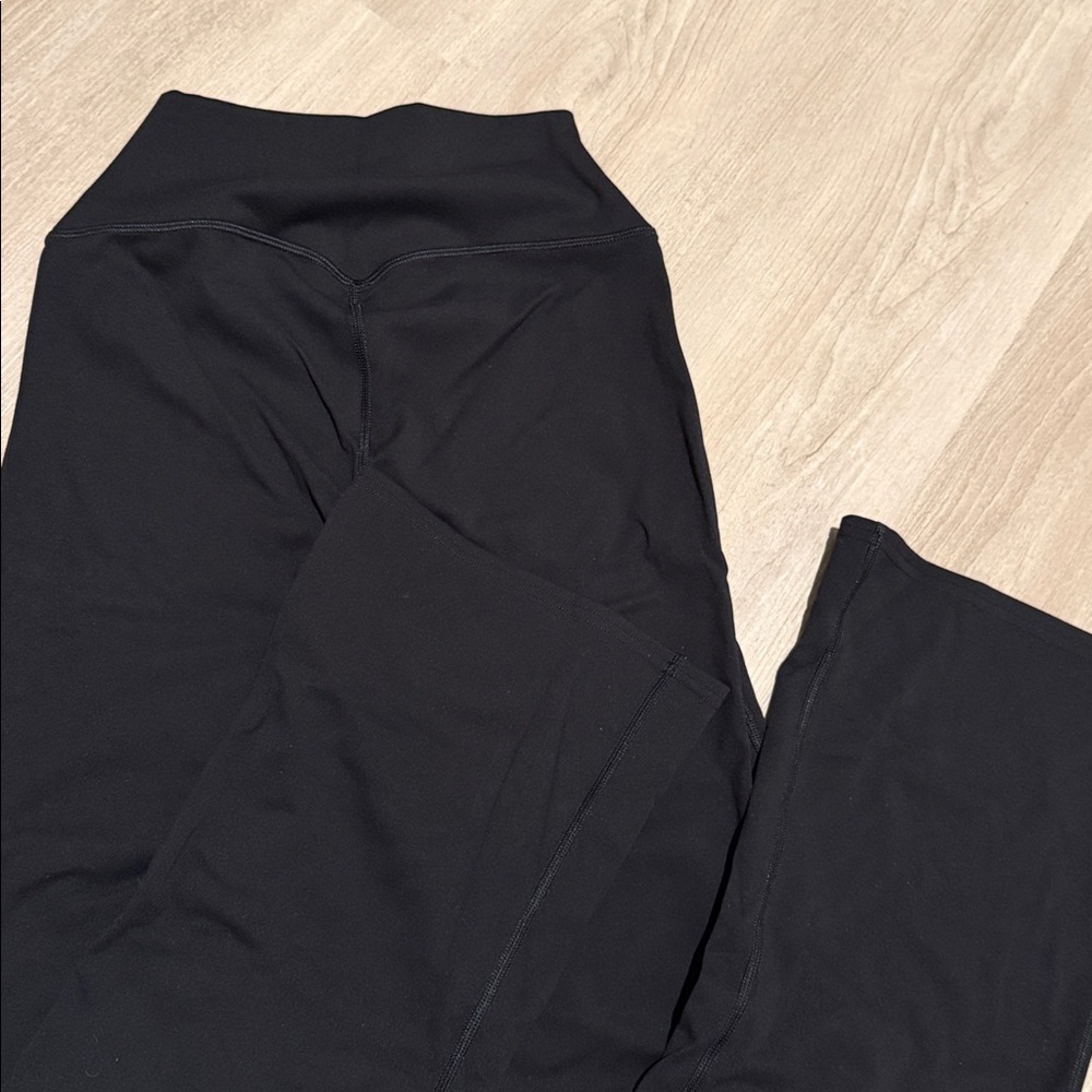 Black ALO Flare Legging. Size Medium - Picture 3 of 3